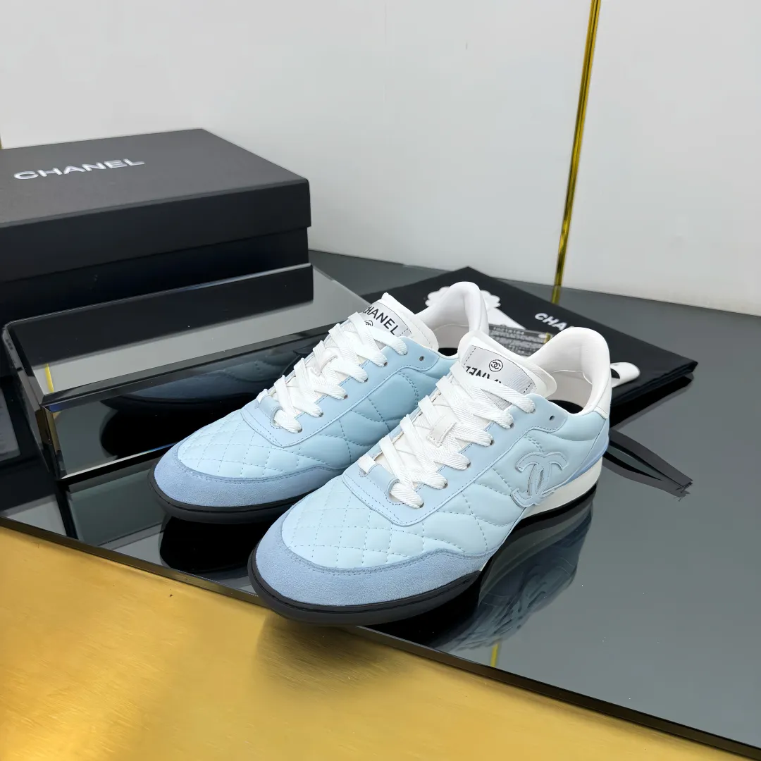👟👟Ex-factory price 600👟👟 Top version Chanel Chanel - 2025 counter top casual sports shoes. This classic design; the upper is electro-embroidered with a variety of techniques; the outsole is fashionable and sporty; it is extraordinary and incorporates a variety of color matching elements... The diversified mix and match is very beautiful and versatile, and can be used for leisure, fashion, sports and outdoor... ꫛꫀꪝ Go➫ Material: ❶Upper is made of: original imported mercerized velvet + double-layer breathable mesh ❷Inside is made of: original imported breathable mesh ❸Outsole is based on: original TPU combination outsole Counter boutique packaging complete set for women 35–41 👉